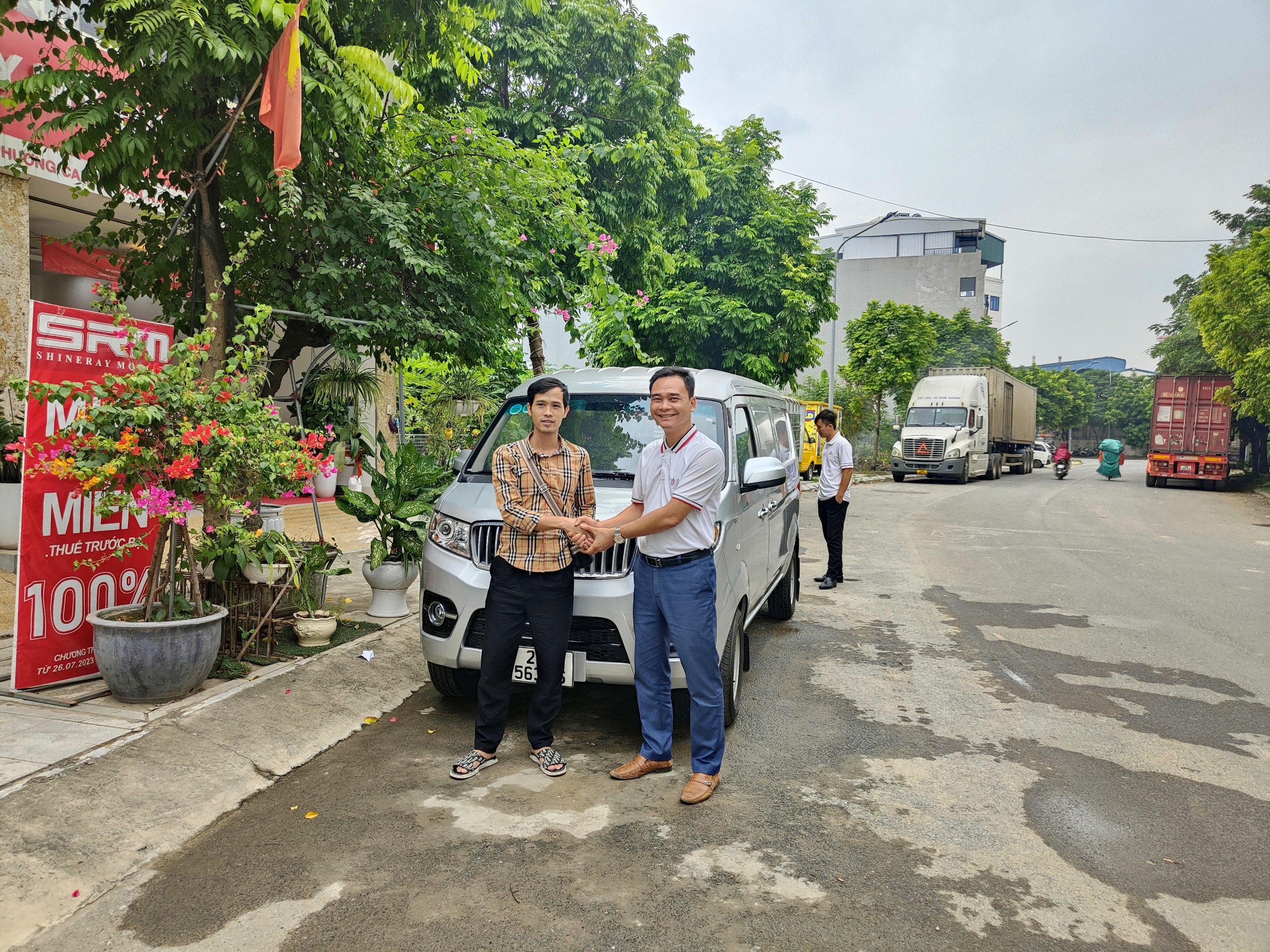Ô Tô Thái Phong bàn giao xe van SRM 868 cho anh Lộc tại Gia Lâm