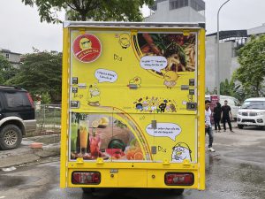 Xe ô tô bán trà trái cây và đồ ăn vặt lưu động 26 12 2