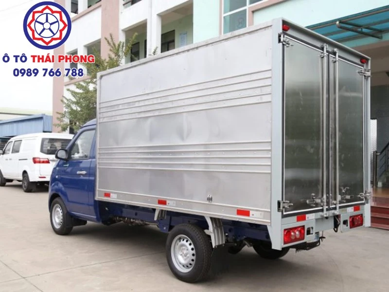 kinh nghiệm mua xe tải nhỏ Chiếc xe tải SRM T30 màu xanh cho người mệnh Thủy