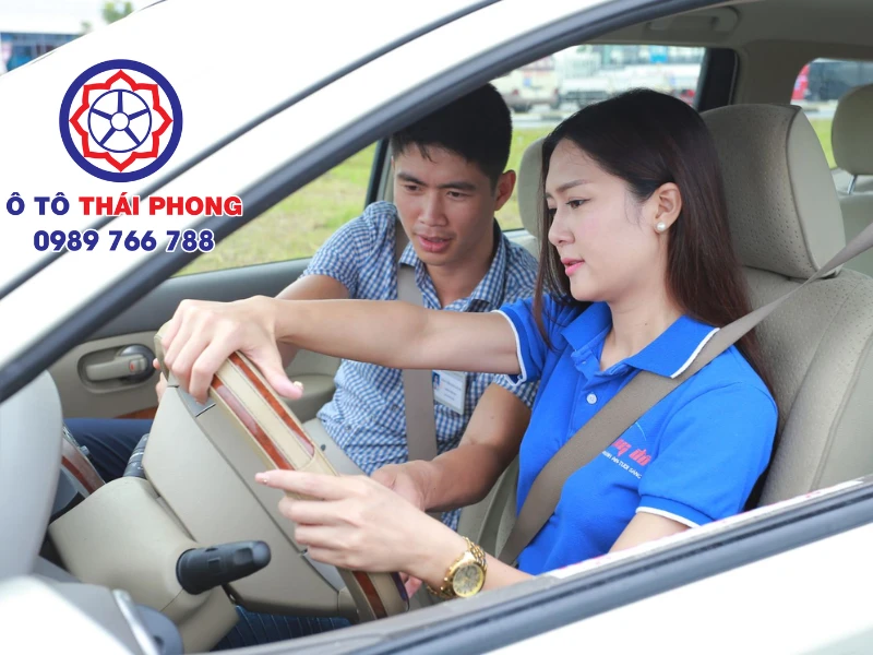 Bằng lái xe cao nhất yêu cầu phải có bằng lái xe hạng E và tối thiểu 3 năm kinh nghiệm