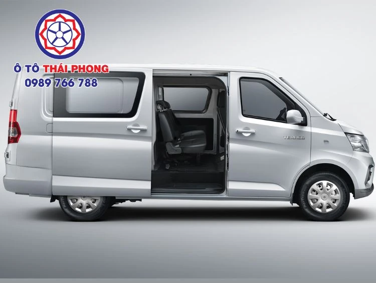 Nên mua xe tải van hay tải nhẹ Xe tải van có cửa trượt bên hỗ trợ bốc dỡ hàng nhanh