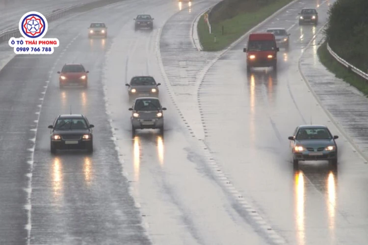 Kinh nghiệm lái xe tải nhỏ trong mùa mưa bão