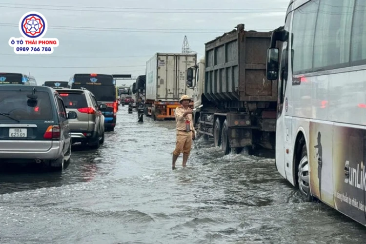 Cách xử lý khi xe tải nhỏ bị ngập nước giữa đường