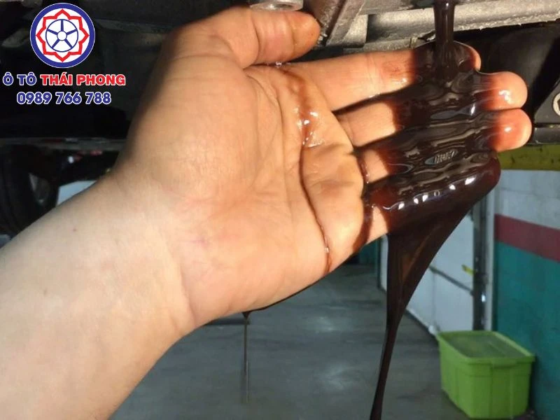 Kinh nghiệm thay dầu xe tải để động cơ luôn bền bỉ