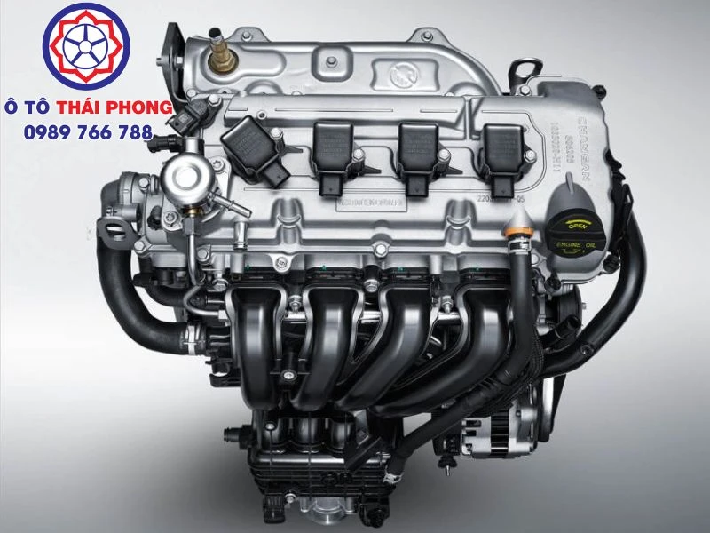 Động cơ xăng đánh lửa bằng bugi để đốt cháy hỗn hợp nhiên liệu