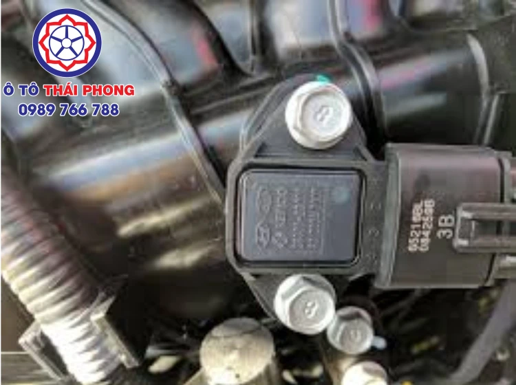 Kiểm tra cảm biến áp suất tuyệt đối đường ống nạp giúp đo áp suất chân không trong đường ống nạp Kiểm tra cảm biến áp suất tuyệt đối đường ống nạp giúp đo áp suất chân không trong đường ống nạp