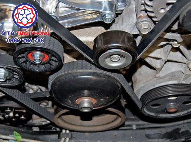 Kiểm tra dây đai, ống dẫn, dây curoa trên xe ô tô van