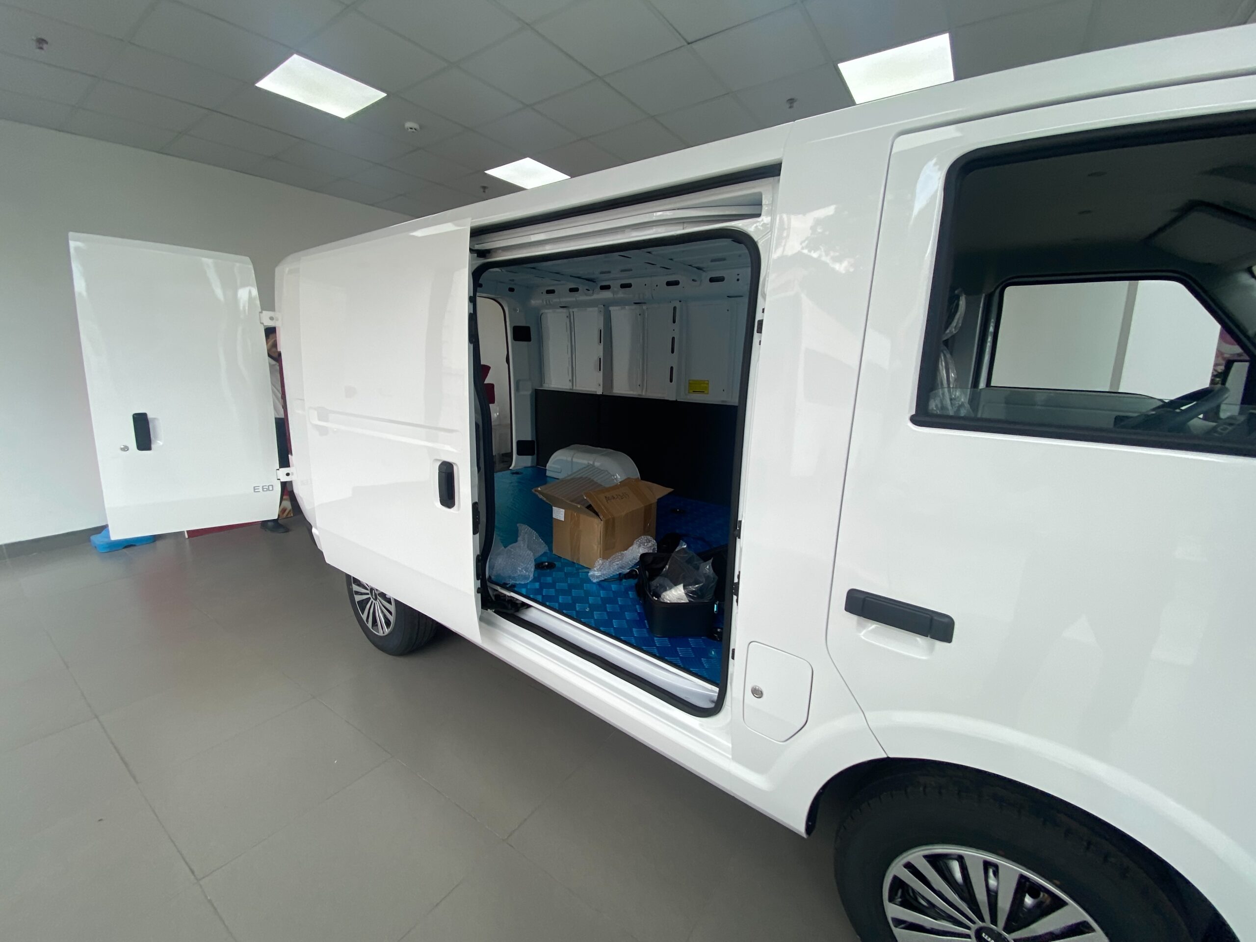 Xe Van Điện SRM E60 4 Xe Van Điện SRM E60 - Ảnh 4